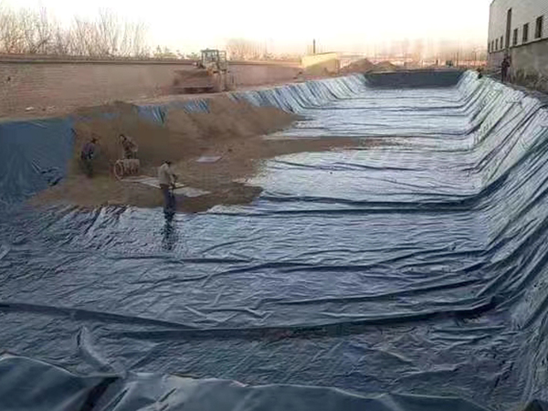 早期鋪設(shè)防滲土工膜須注意哪些要點？