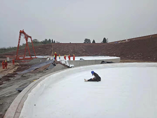污水處理防滲膜在油田防滲工程中“大顯身手”。