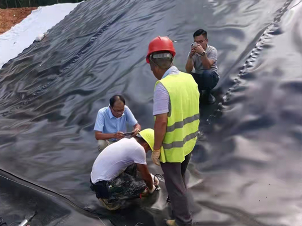 對(duì)垃圾填埋場(chǎng)防滲土工膜進(jìn)行合理防護(hù)？