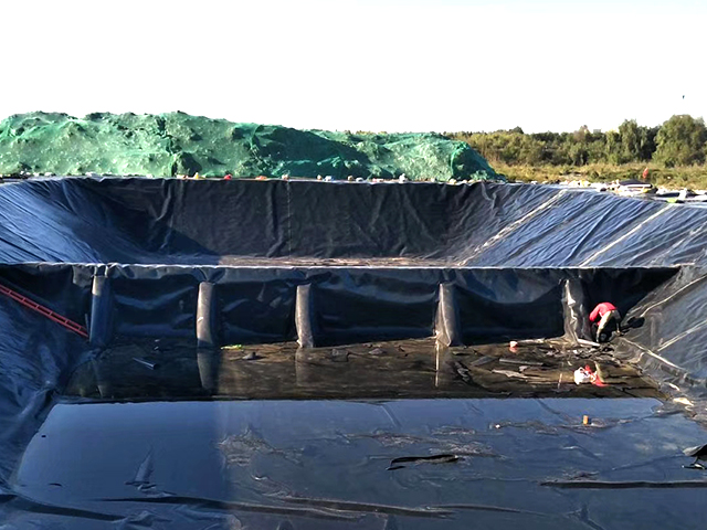 魚塘土工膜進(jìn)行養(yǎng)魚作業(yè)可提高成活率。