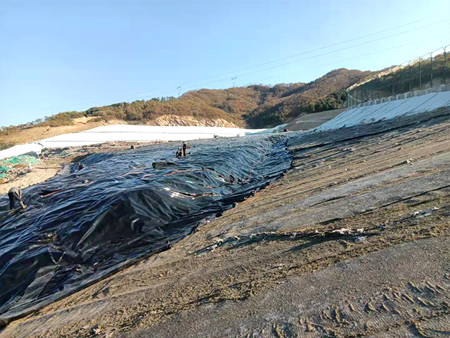 垃圾填埋場須鋪設(shè)使用防滲土工膜。