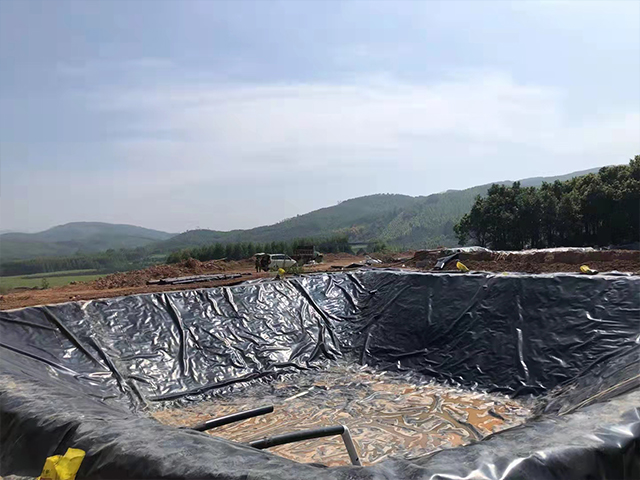 為何可以生產(chǎn)多種顏色的防滲土工膜？