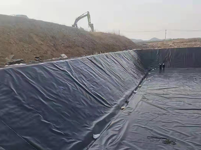 大型蓄水池鋪設(shè)防滲土工膜該注意的問題。