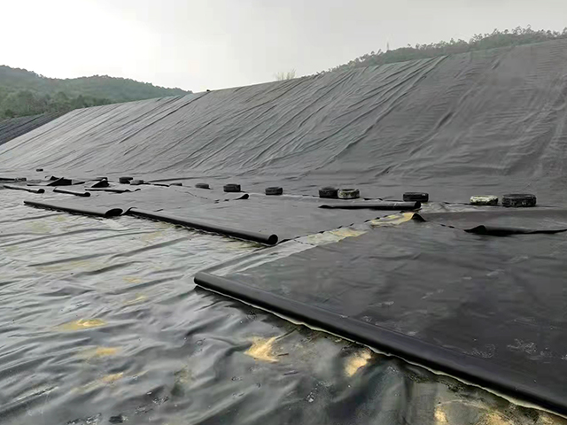 污水處理防滲土工膜鋪設(shè)時的注意事項