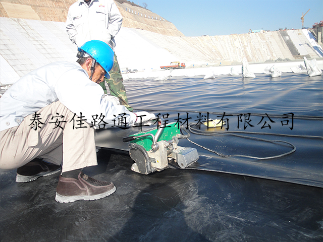 hdpe土工膜使用中切勿忽視的要點(diǎn)問(wèn)題。