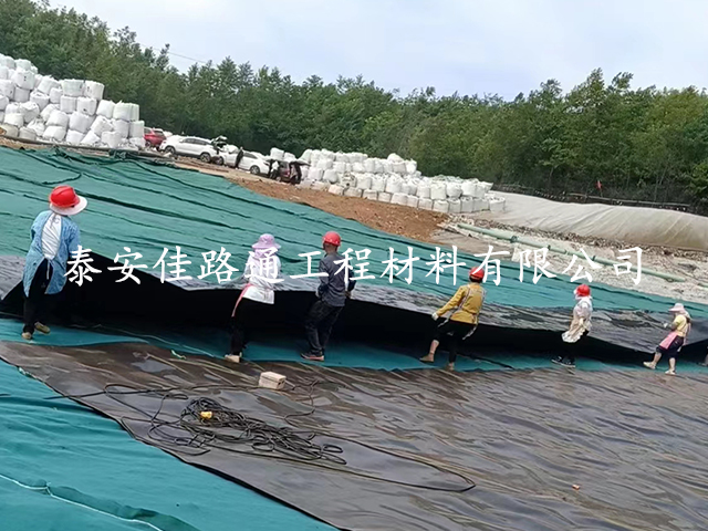 如何有效解決魚塘防滲膜施工褶皺問題？