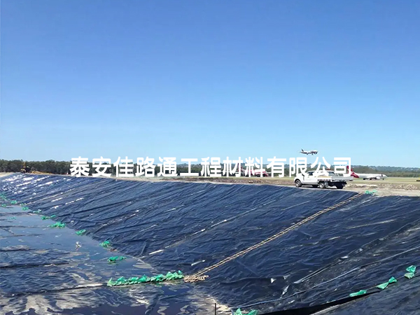 魚蝦養(yǎng)殖防滲膜的施工如何保證坡面防滲效果？