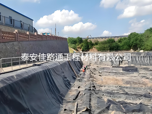 沼氣池鋪設(shè)防滲土工膜：優(yōu)勢(shì)盡顯，綠色能源新篇章