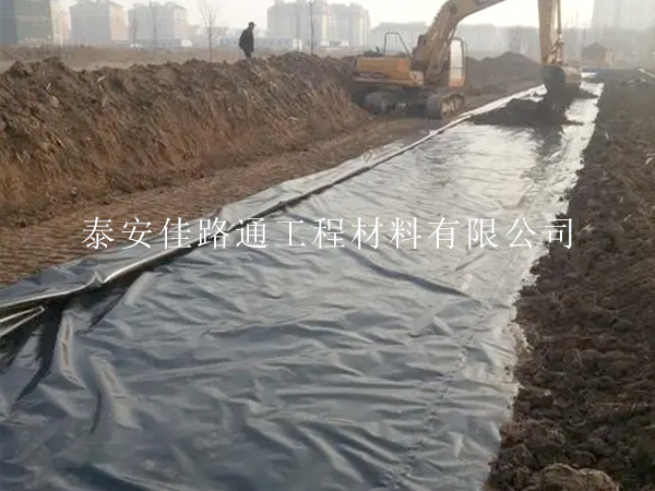 焊接機焊接魚塘防滲膜施工規(guī)范：簡約高效，創(chuàng)新引領