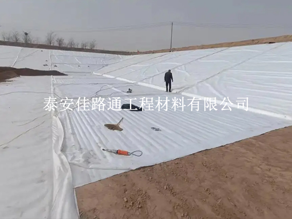 防滲土工膜鋪設(shè)注意事項：確保高效與持久的防滲效果