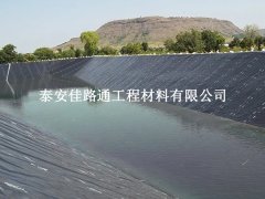 天氣對(duì)污水處理防滲膜鋪設(shè)的影響：一場(chǎng)自然的