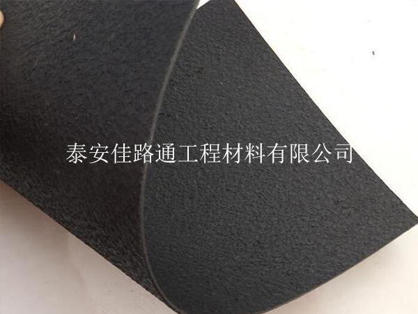 糙面防滲土工膜在斜坡防護中的巧妙應(yīng)用