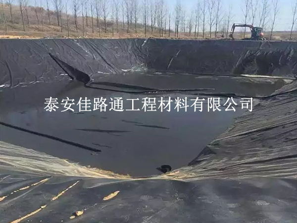 垃圾填埋場防滲膜鋪設(shè)：不可或缺的準(zhǔn)備工作