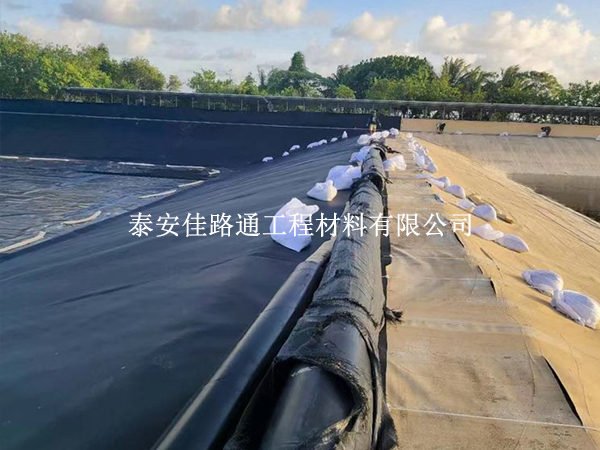 魚塘防滲膜施工成本為何有差異？這些因素是關(guān)