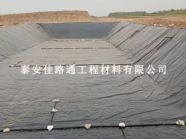 沼氣池防滲膜鋪設，邊坡基面這樣處理才牢固