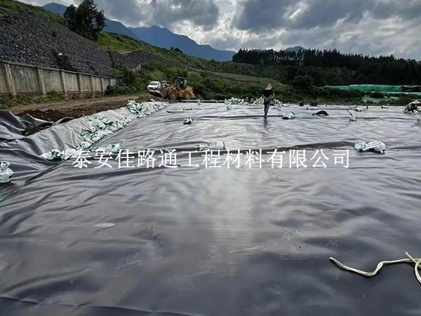 防滲土工膜裁剪技巧：精準(zhǔn)把控細節(jié)，規(guī)避損耗