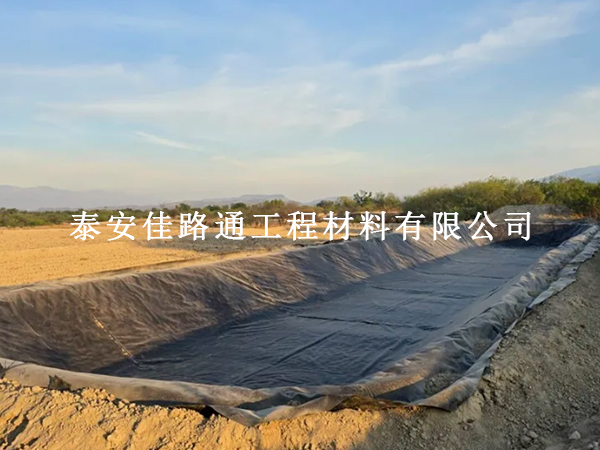 水產(chǎn)養(yǎng)殖防滲膜鋪設(shè)后保護(hù)技巧：長(zhǎng)效防護(hù)，護(hù)航養(yǎng)殖無(wú)憂